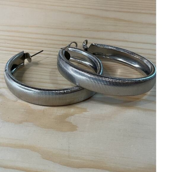 Silver-Tone Metal Hoop Earrings Ribbed Texture Design Simple Versatile Style - Picture 3 of 6